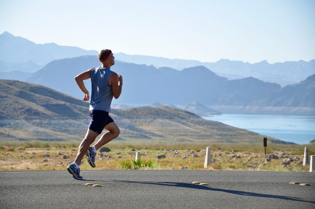 homem correndo paisagem atividade física saúde