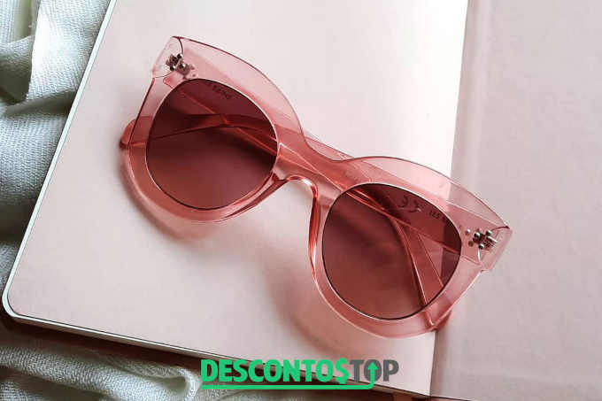Óculo de sol rosa vendido pela OQVestir