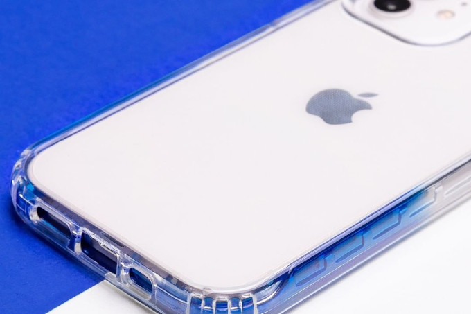 iPhone branco com capa transparente
