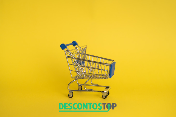 cupom desconto - imagem miniatura de carrinho supermercado, fundo amarelo