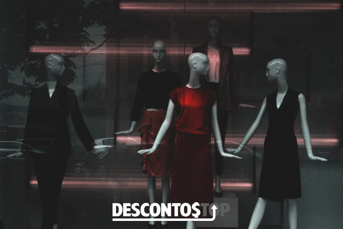 imagem de 4 manequins com roupas sobre um fundo escuro