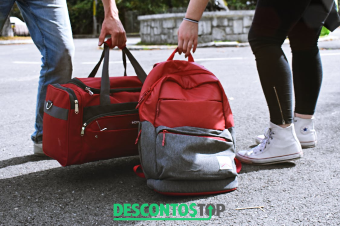 imagem de duas pessoas colocando no chão um mochila e mala vermelha
