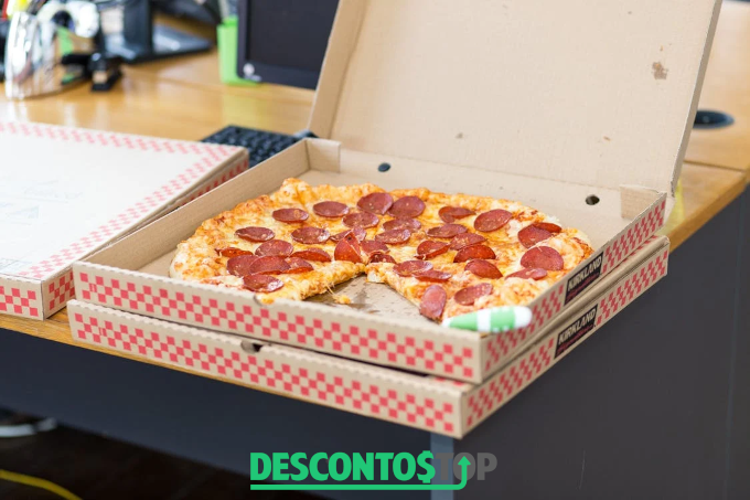 imagem de uma pizza dentro da caixa abertai 