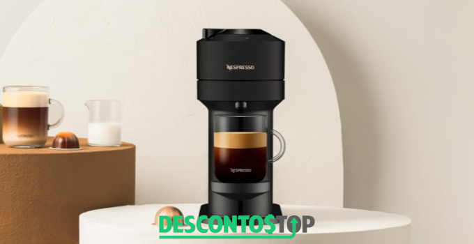 Captura de tela do site Nespresso, que mostra uma cafeteira, capsulas de café e xícaras com café.