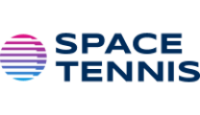 Logo Space Tennis com escrita na cor azul e a esquerda há um círculo em degrade do rosa para o azul