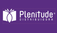 Logo Plenitude Distribuidora com letras na cor branca sobre um fundo de cor roxa.