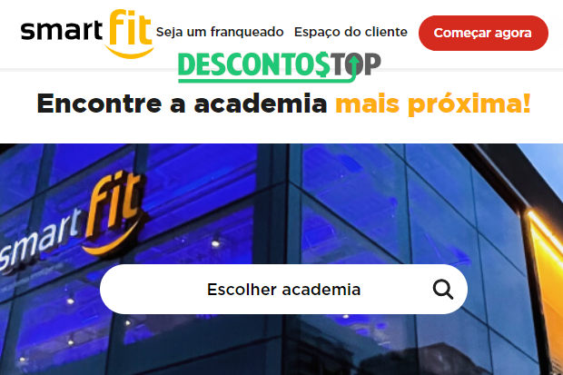 Captura de tela da página inicial do site da Smart Fit, com alguns ajustes. O topo do site foi colocado com um banner mais do meio da página