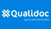 Logo da Qualidoc acompanhado do nome da marca com a frase: "igual a nehuma farmácia" todos na cor branca sobre um fundo azul claro.